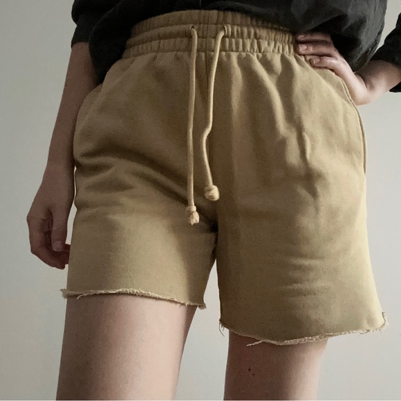 ARITZIA Tna Cozy AF Boyfriend Fleece TAN shorts -  S - Picture 4 of 15